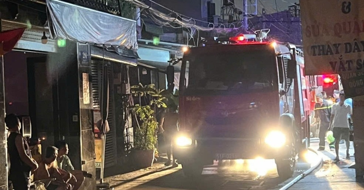 Cháy lớn kho phế liệu kèm tiếng nổ, người dân TPHCM bế con tháo chạy