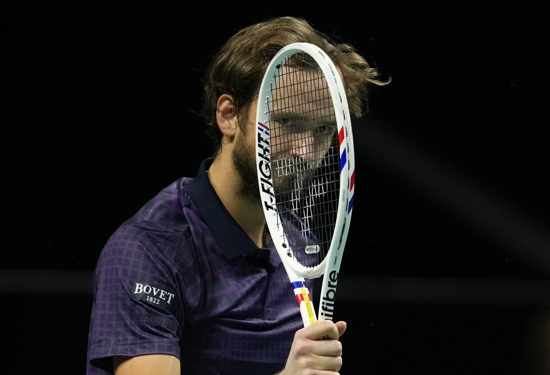 Daniil Medvedev ngược dòng vào tứ kết Paris Masters 2025
