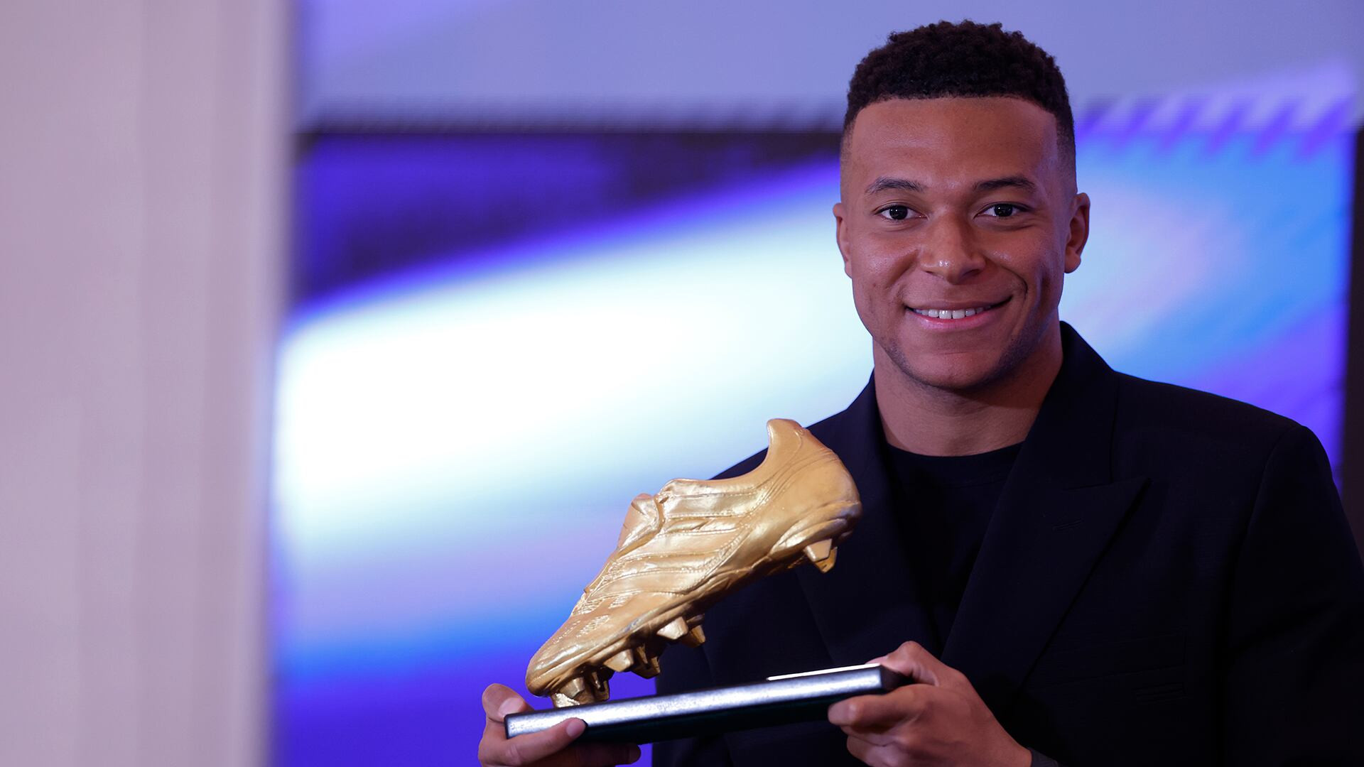 EFE - Kylian Mbappe Chiec giay vang.jpg