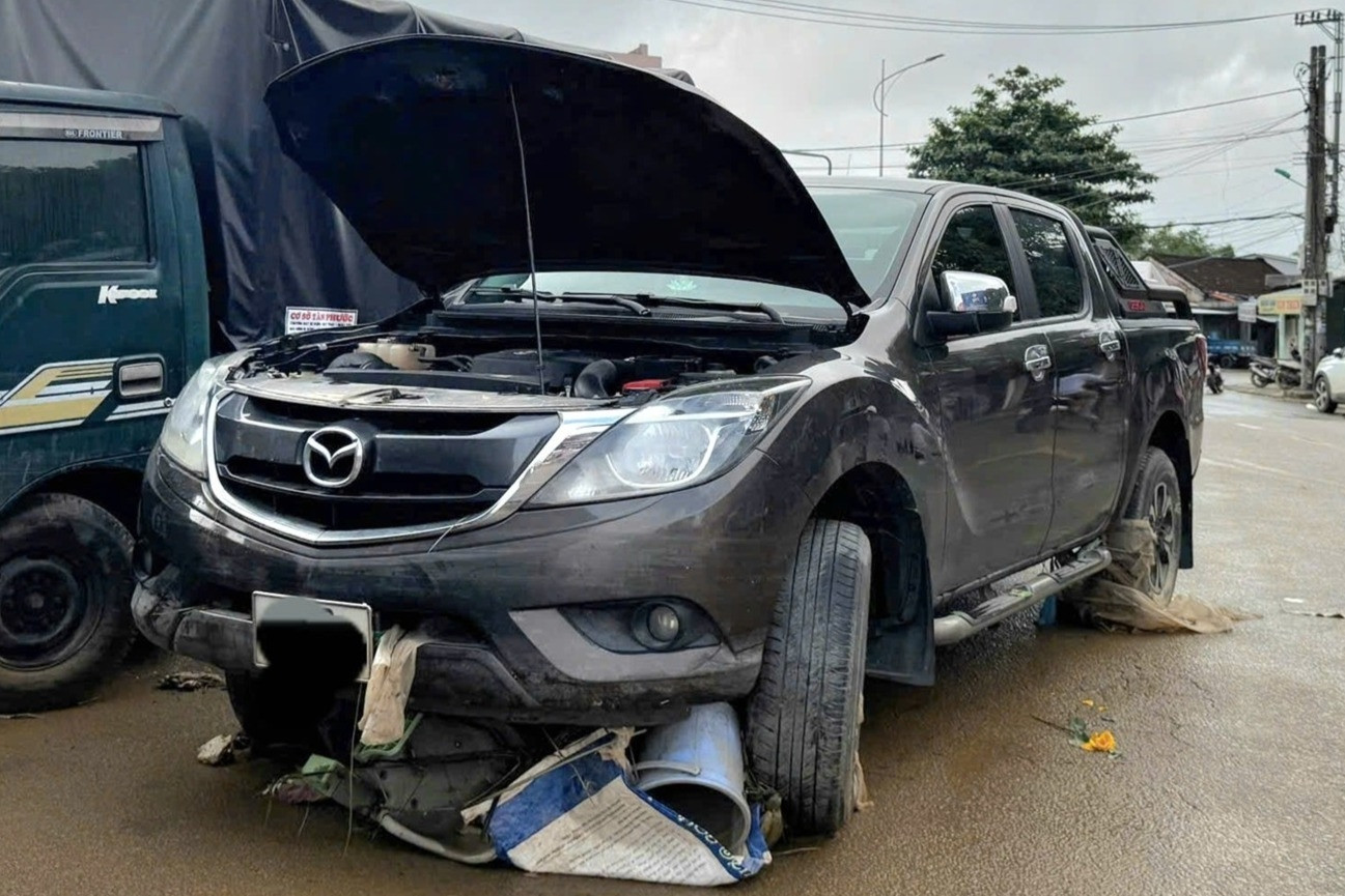 Hàng loạt ô tô ngập nước, phủ bùn non sau trận lũ lịch sử ở Đà Nẵng