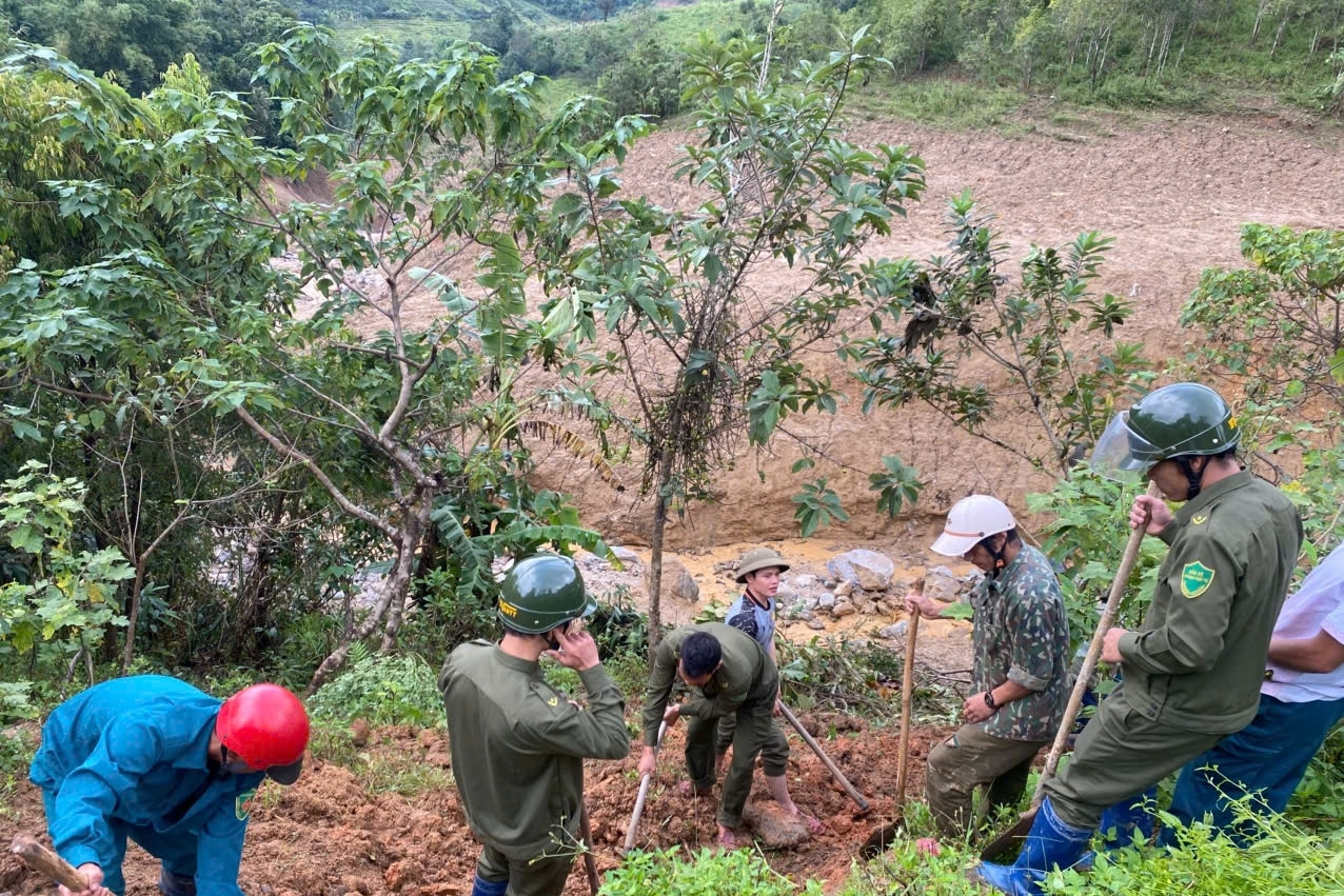Hơn 100 người mở đường mòn, gùi lương thực cho 1.700 người bị cô lập do sạt lở