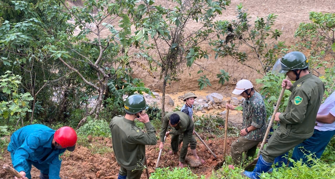 Hơn 100 người mở đường mòn, gùi lương thực cho 1.700 người bị cô lập do sạt lở