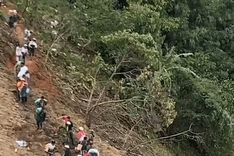 Hơn 100 người mở đường mòn, gùi lương thực cho 1.700 người bị cô lập do sạt lở