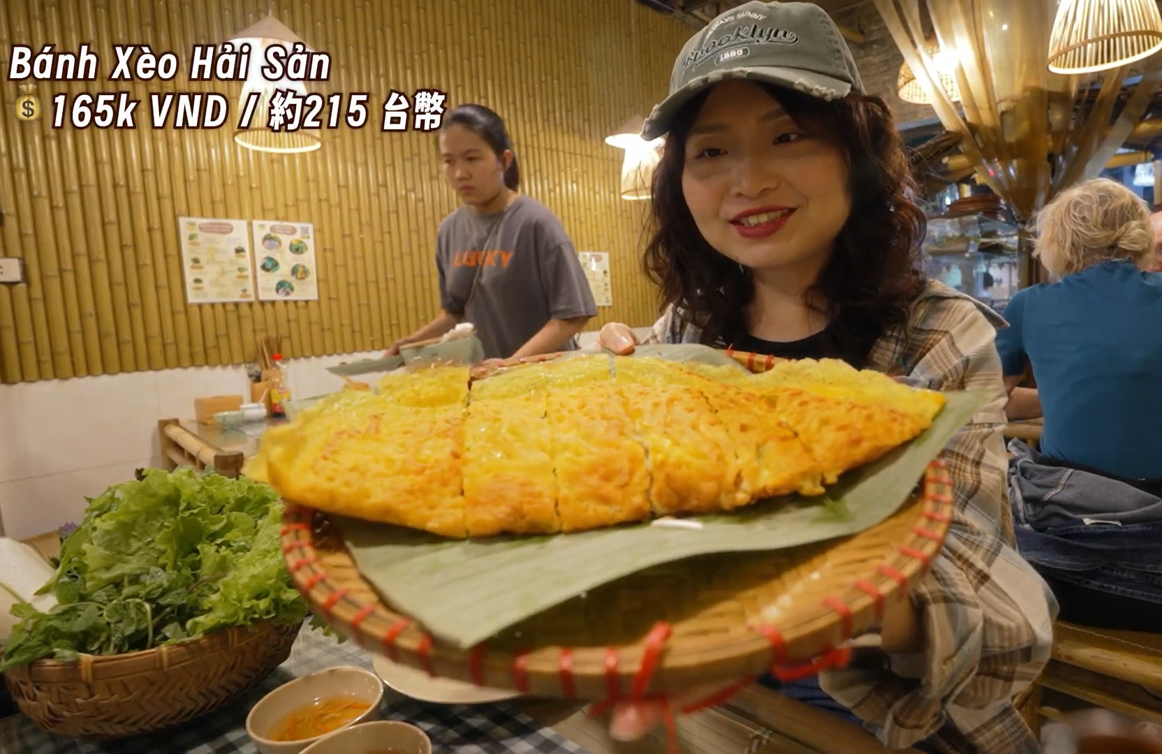 Khách Trung Quốc đến Hà Nội, tấm tắc khen món nổi tiếng ở quán miền Tây