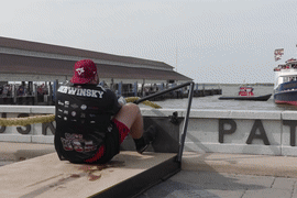 Kỷ lục Guinness một mình kéo tàu trăm tấn chỉ bằng sức thân trên