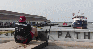 Kỷ lục Guinness một mình kéo tàu trăm tấn chỉ bằng sức thân trên