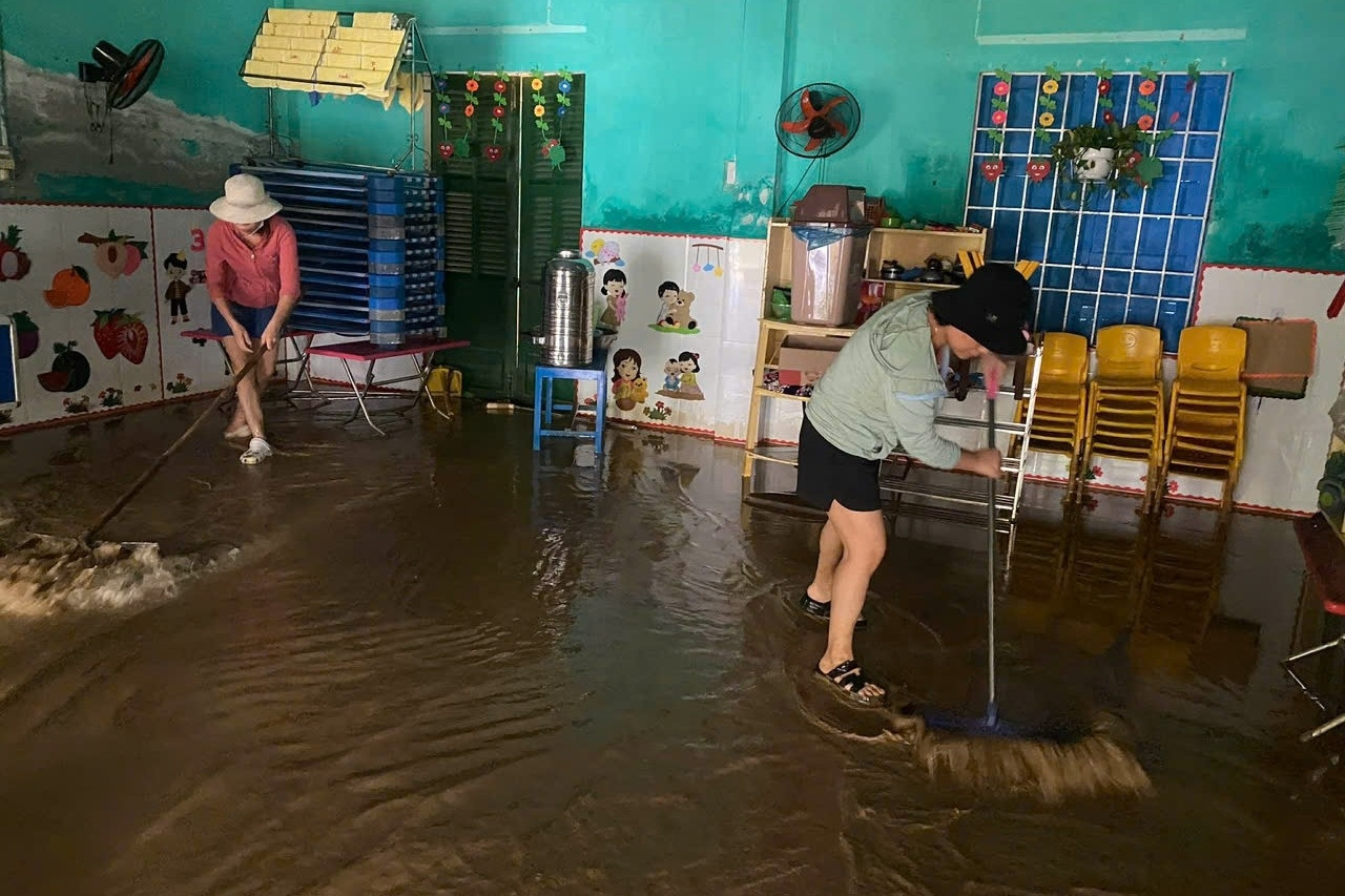 Lớp học dày đặc bùn sau lũ, thầy cô giáo ở Huế tất bật dọn trường