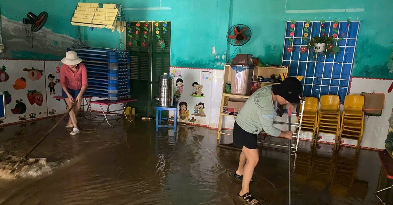 Lớp học dày đặc bùn sau lũ, thầy cô giáo ở Huế tất bật dọn trường