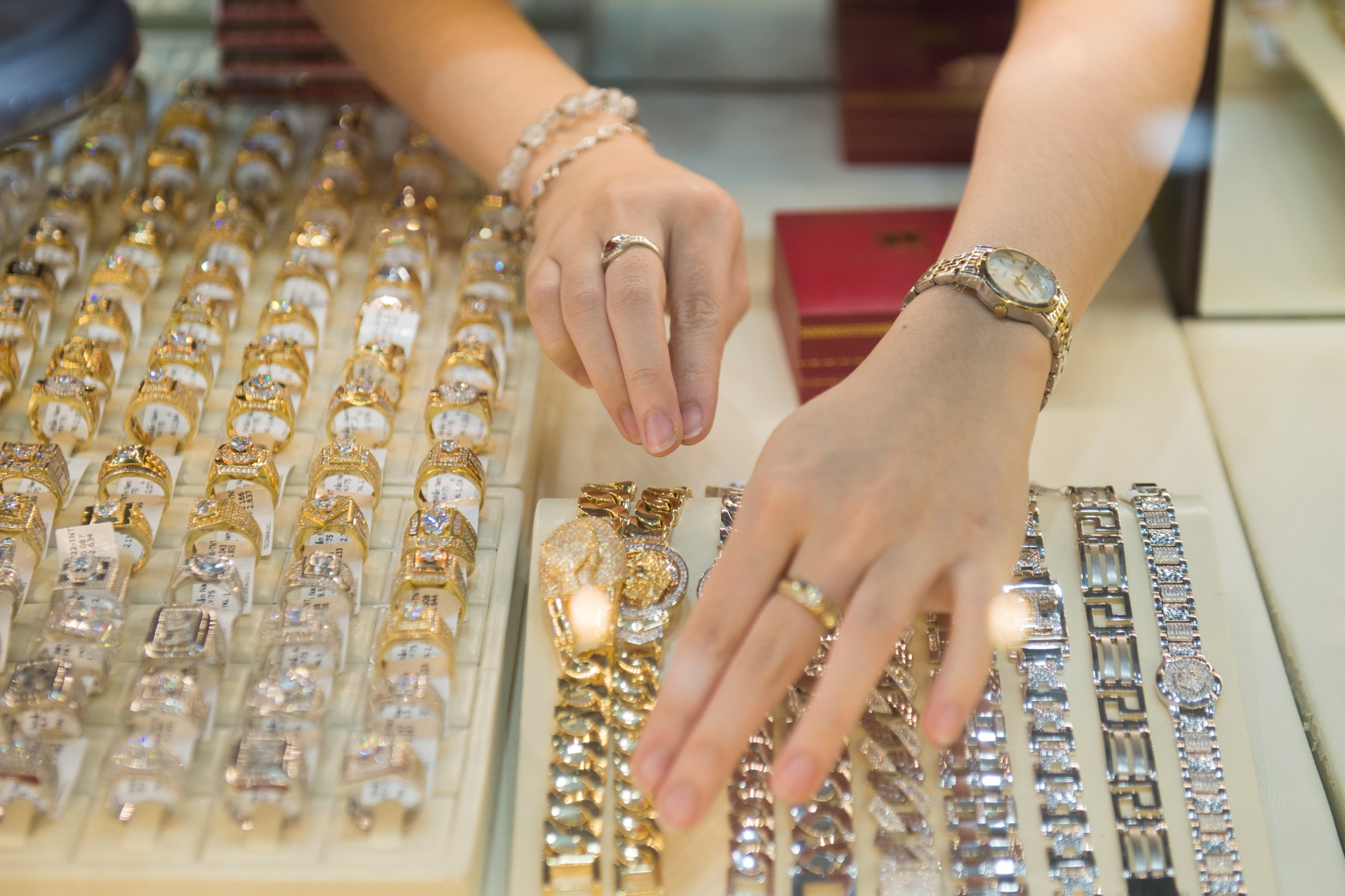 Giá vàng có giảm về vùng 100-110 triệu đồng/lượng từ nay đến cuối năm?