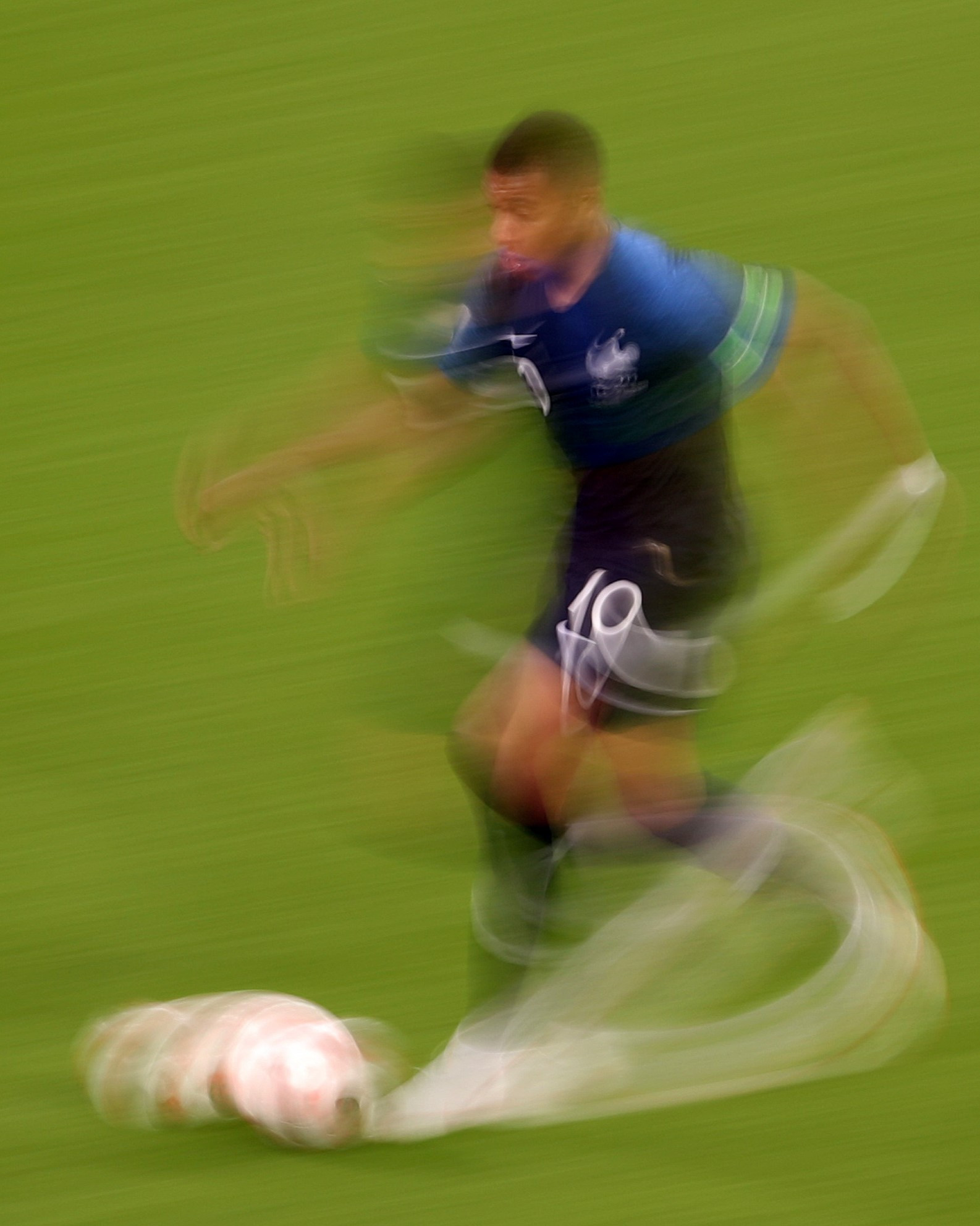 Pha bức tốc 'xé gió' của Kylian Mbappe trong màu áo ĐT Pháp