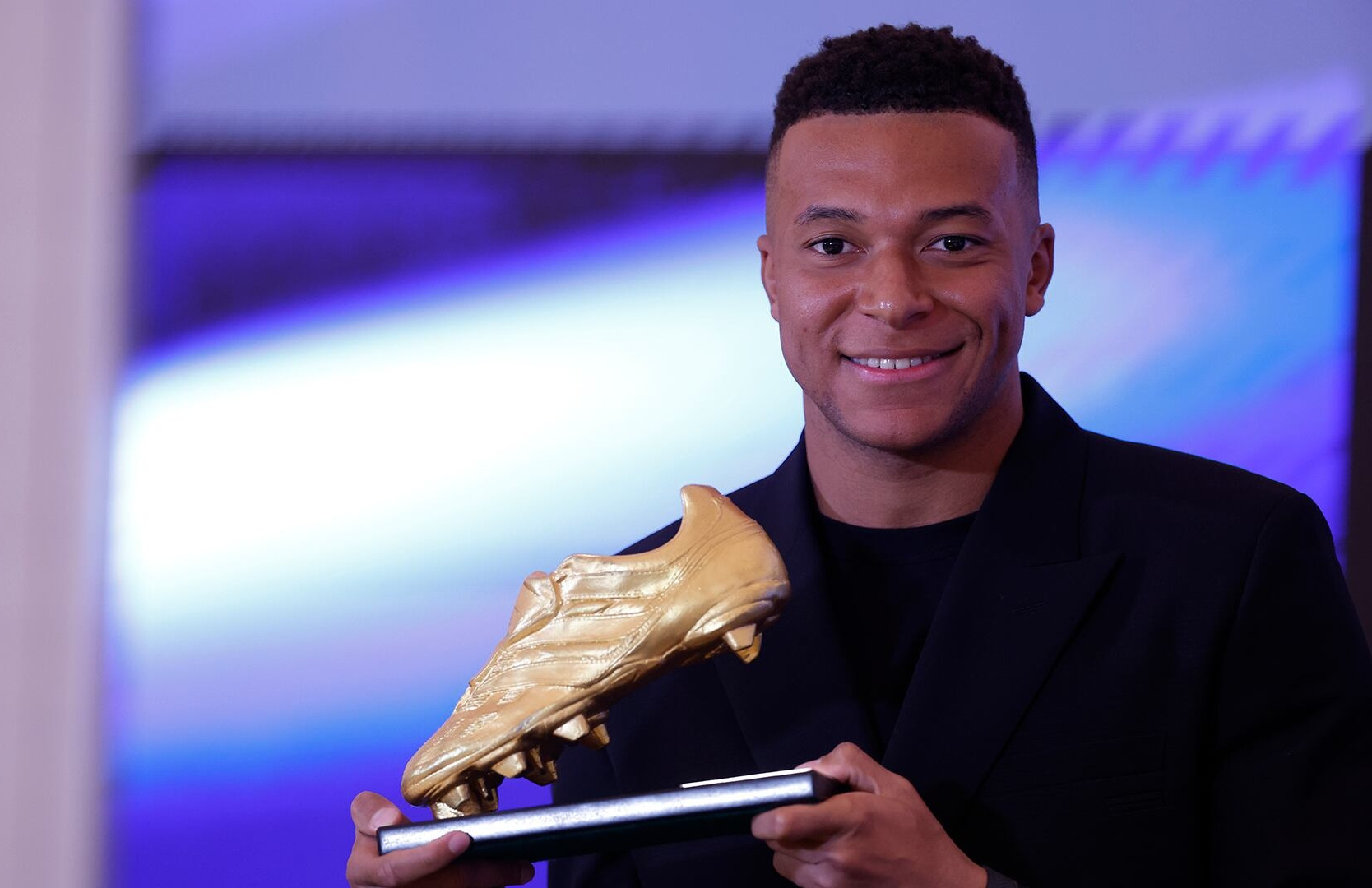 Mbappe nhận Chiếc giày vàng: ‘Tôi muốn thắng tiếp vào năm sau’