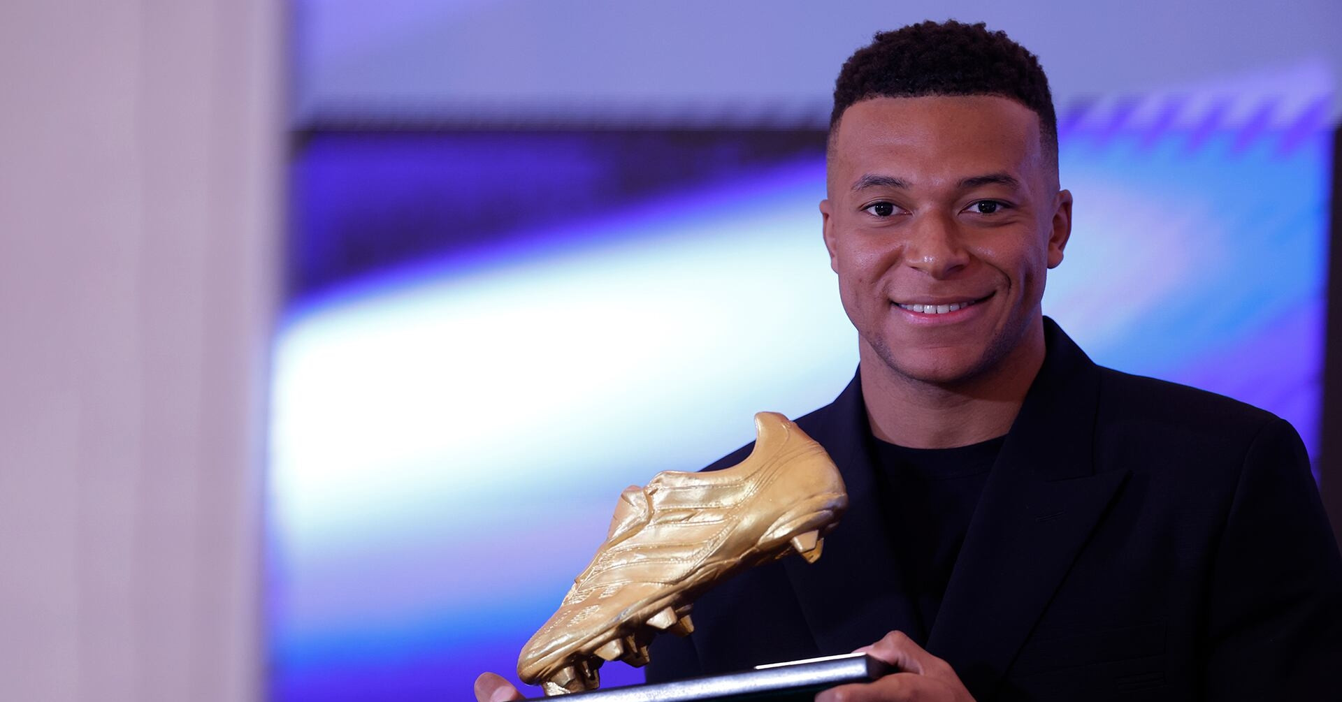 Mbappe nhận Chiếc giày vàng: ‘Tôi muốn thắng tiếp vào năm sau’