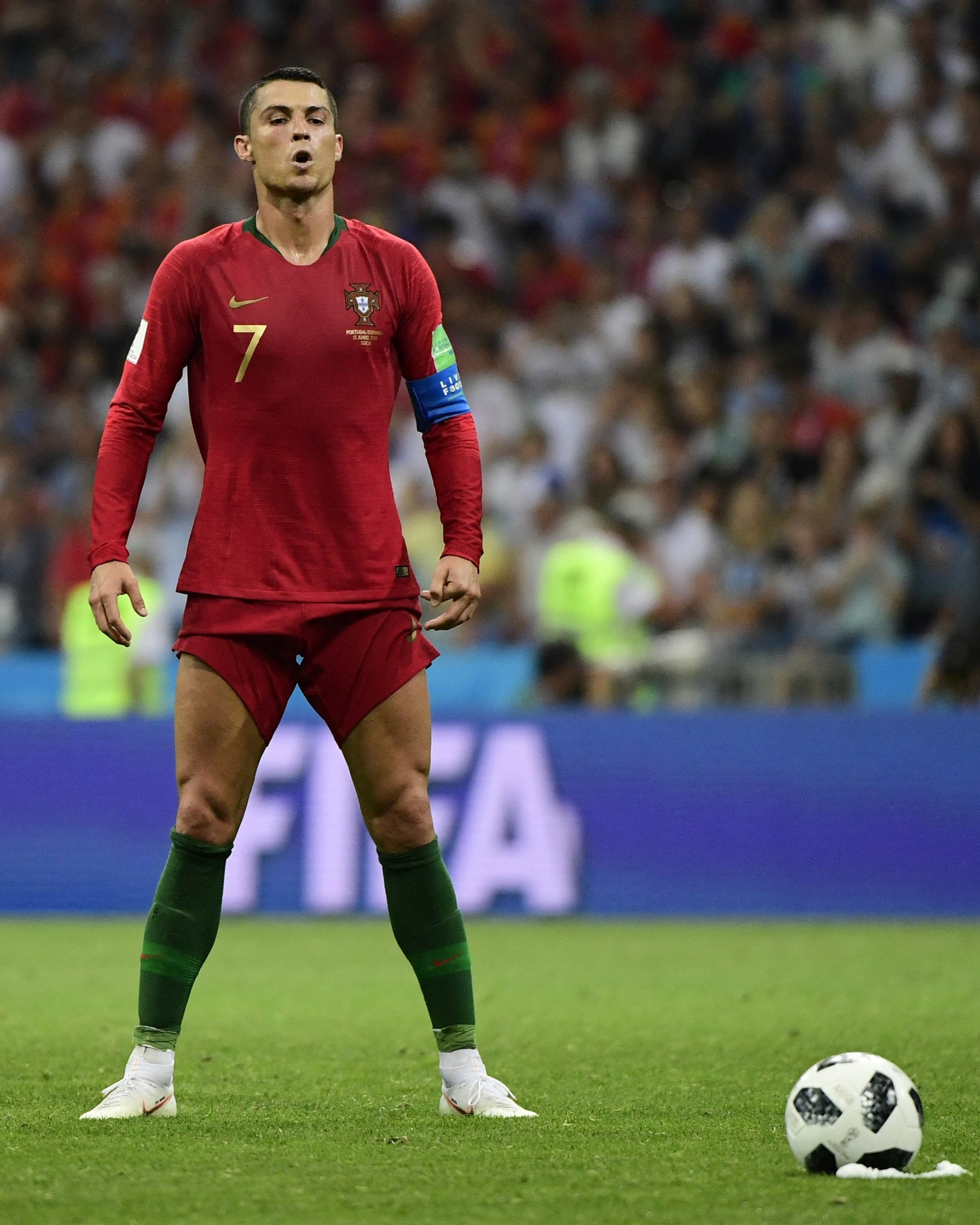 Cristiano Ronaldo chuẩn bị đá phạt cho ĐT Bồ Đào Nha