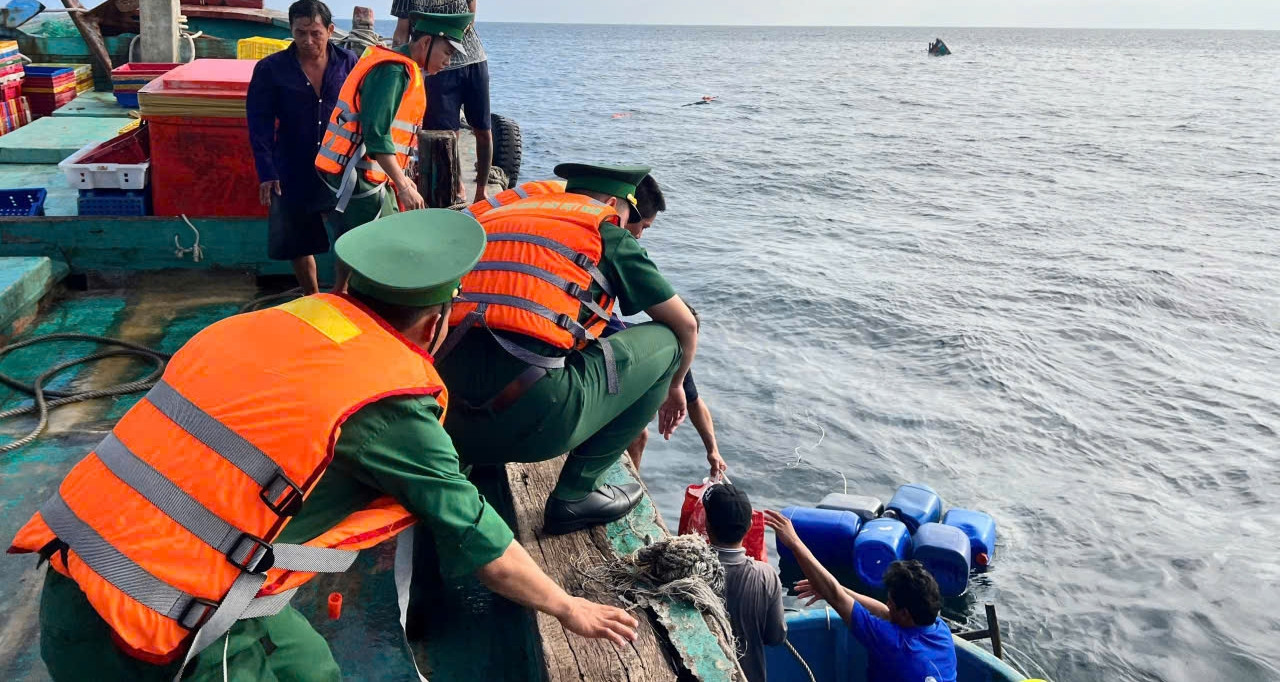 Tàu cá chở 8 ngư dân bị chìm sau va chạm với tàu hàng ngoài khơi Côn Đảo