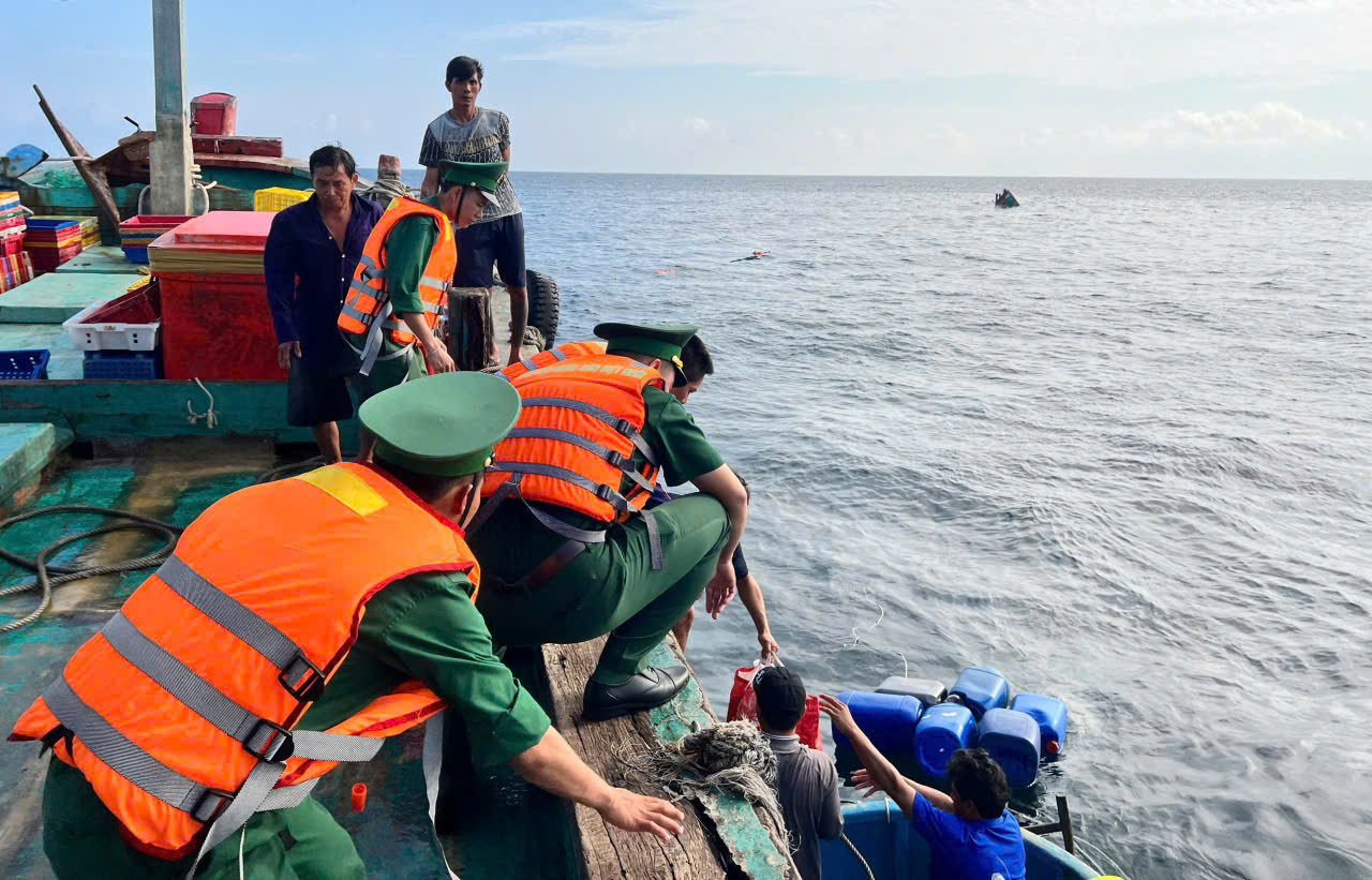 Tàu cá chở 8 ngư dân bị chìm sau va chạm với tàu hàng ngoài khơi Côn Đảo.jpg