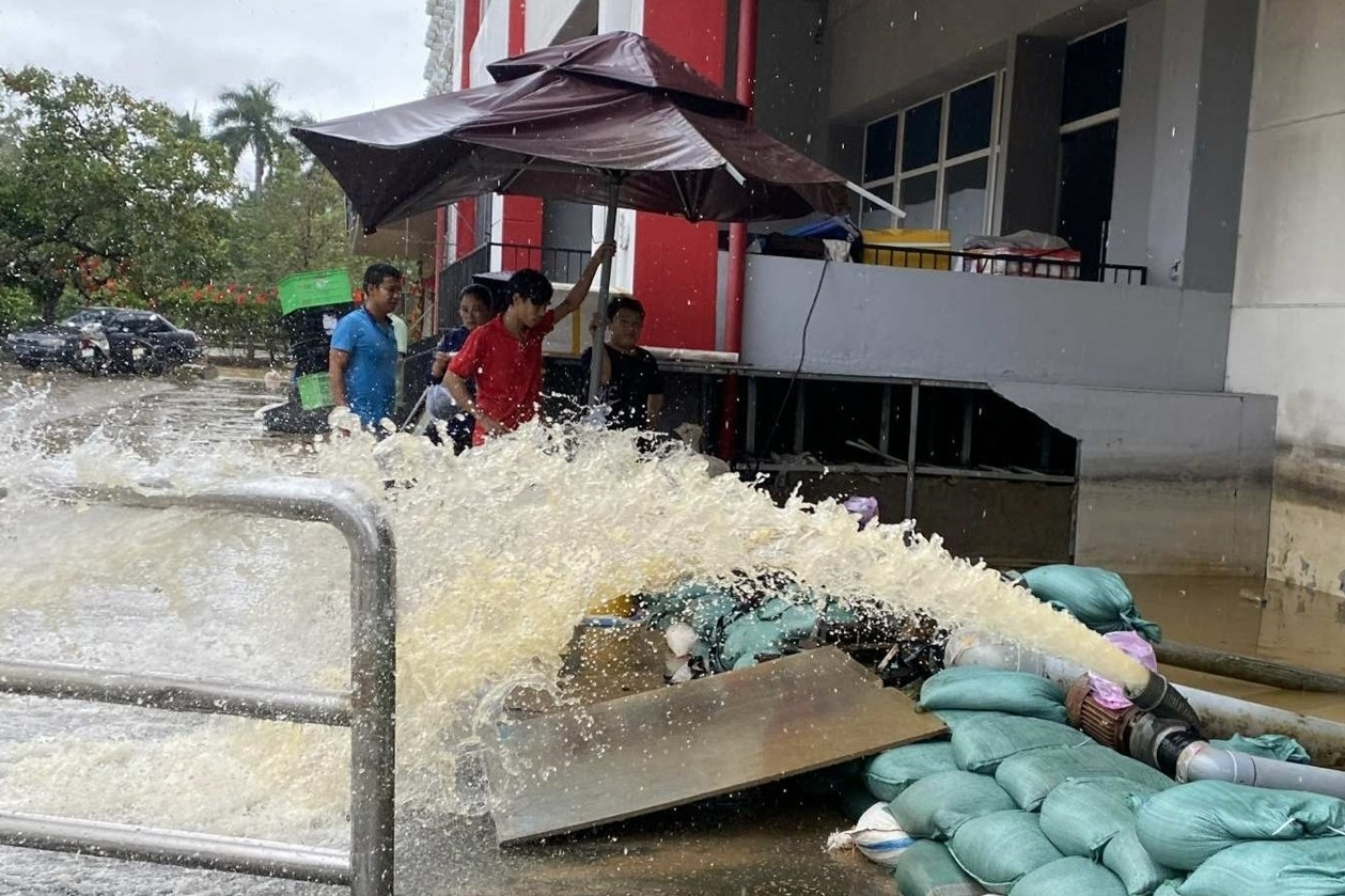 Tình cảnh ‘trớ trêu’ của người dân Huế khi lũ rút