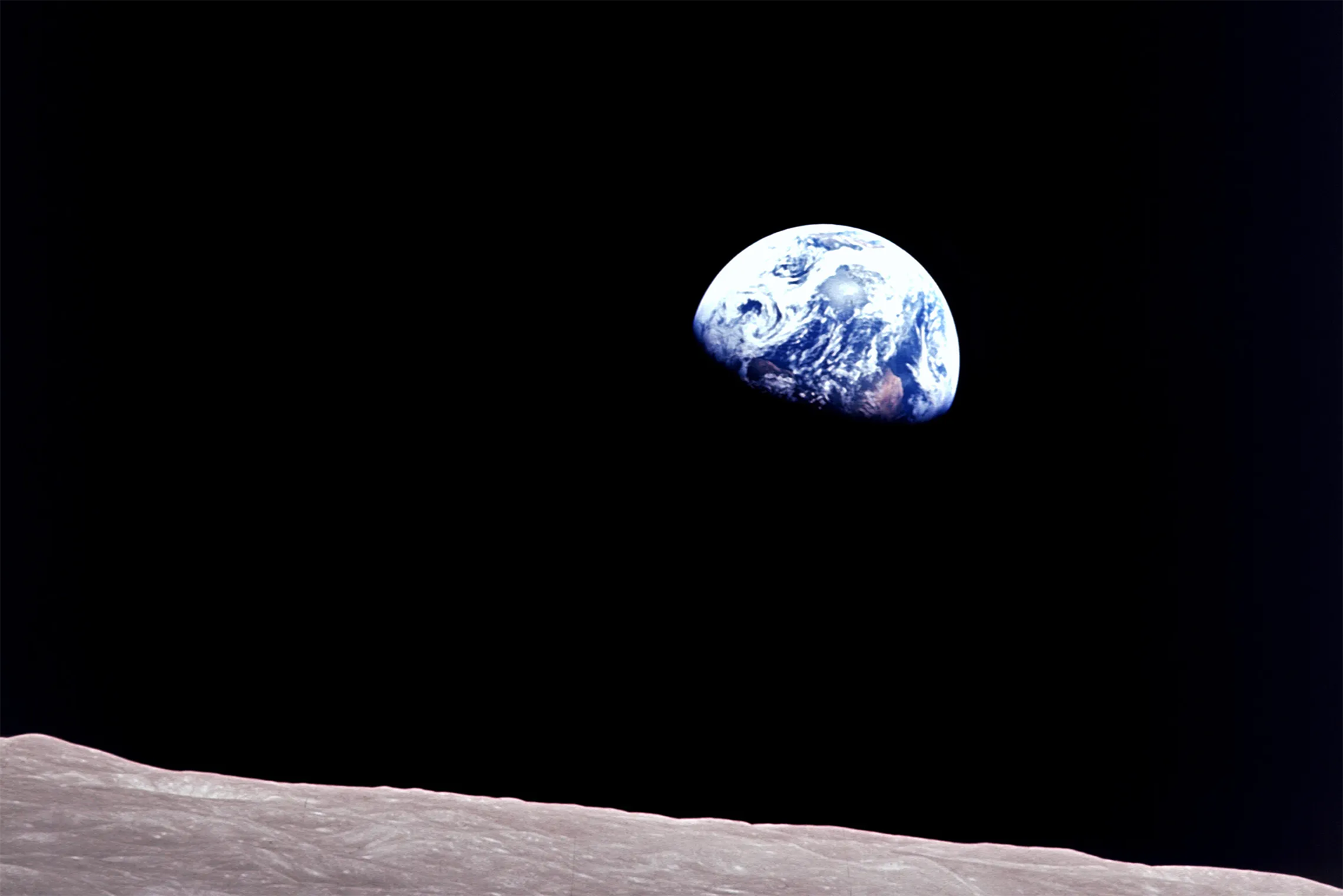 Trái đất nhìn từ mặt trăng.png