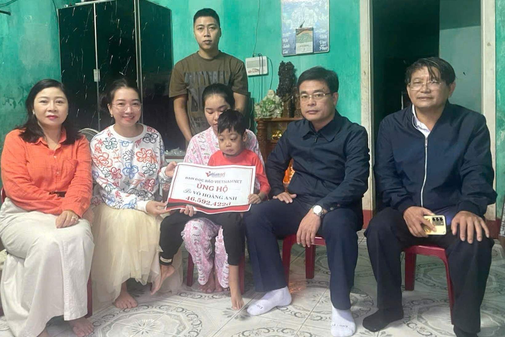 Trao hơn 46 triệu đồng giúp bé Võ Hoàng Anh ở Quảng Trị bị ung thư máu