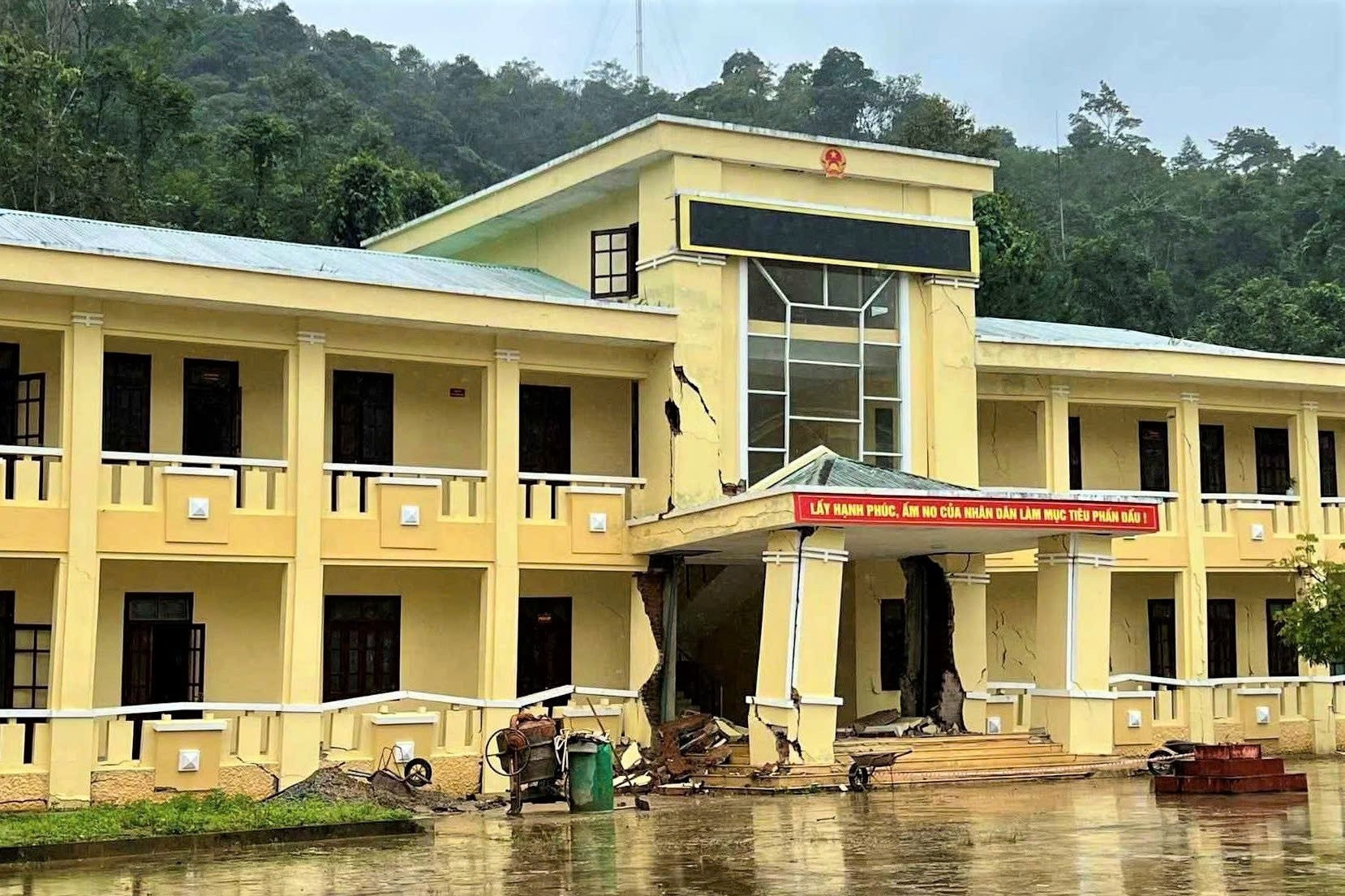 Trụ sở UBND xã nứt gãy, dọa sập sau lũ ở Đà Nẵng