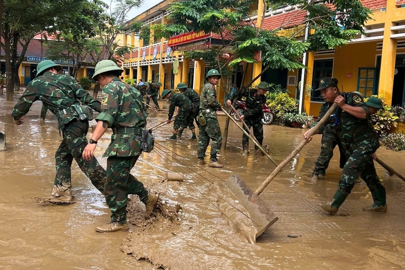 Trường học ở Đà Nẵng ngổn ngang bùn đất sau lũ