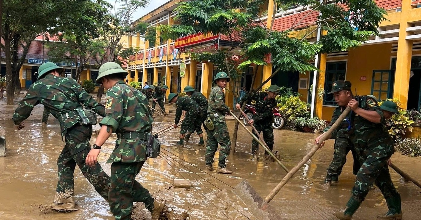 Trường học ở Đà Nẵng ngổn ngang bùn đất sau lũ
