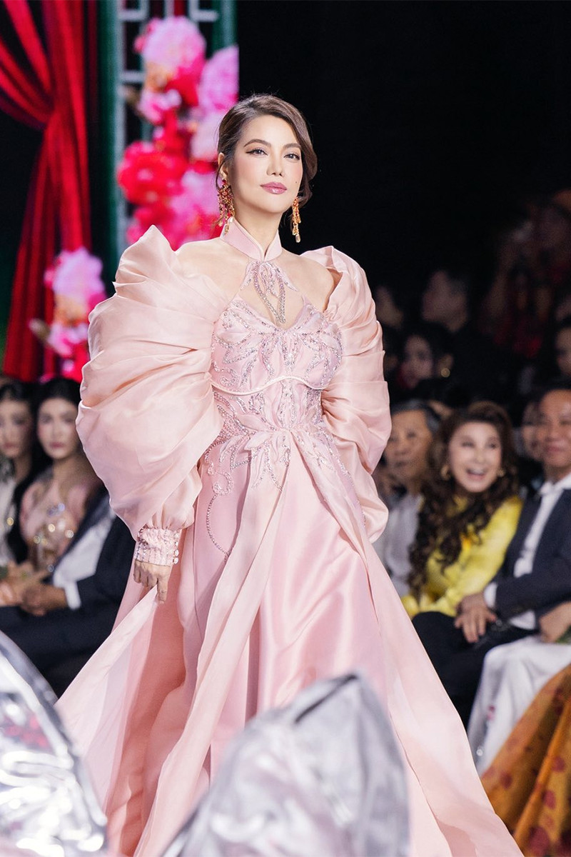 Trương Ngọc Ánh diễn trong show thời trang