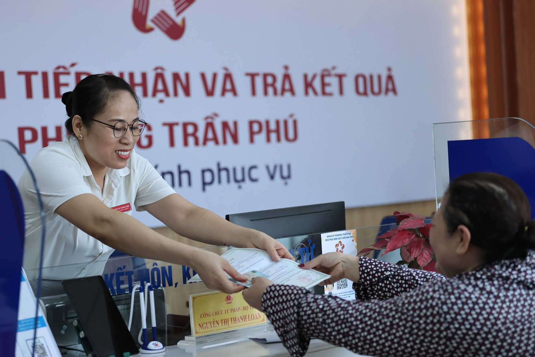 Từ lá đơn xin nghỉ ốm đến câu chuyện về thể chế phục vụ