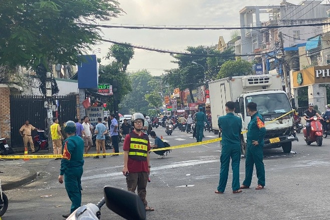 Va chạm với ô tô, xe máy chở đôi nam nữ văng xa 20m, cô gái tử vong tại chỗ