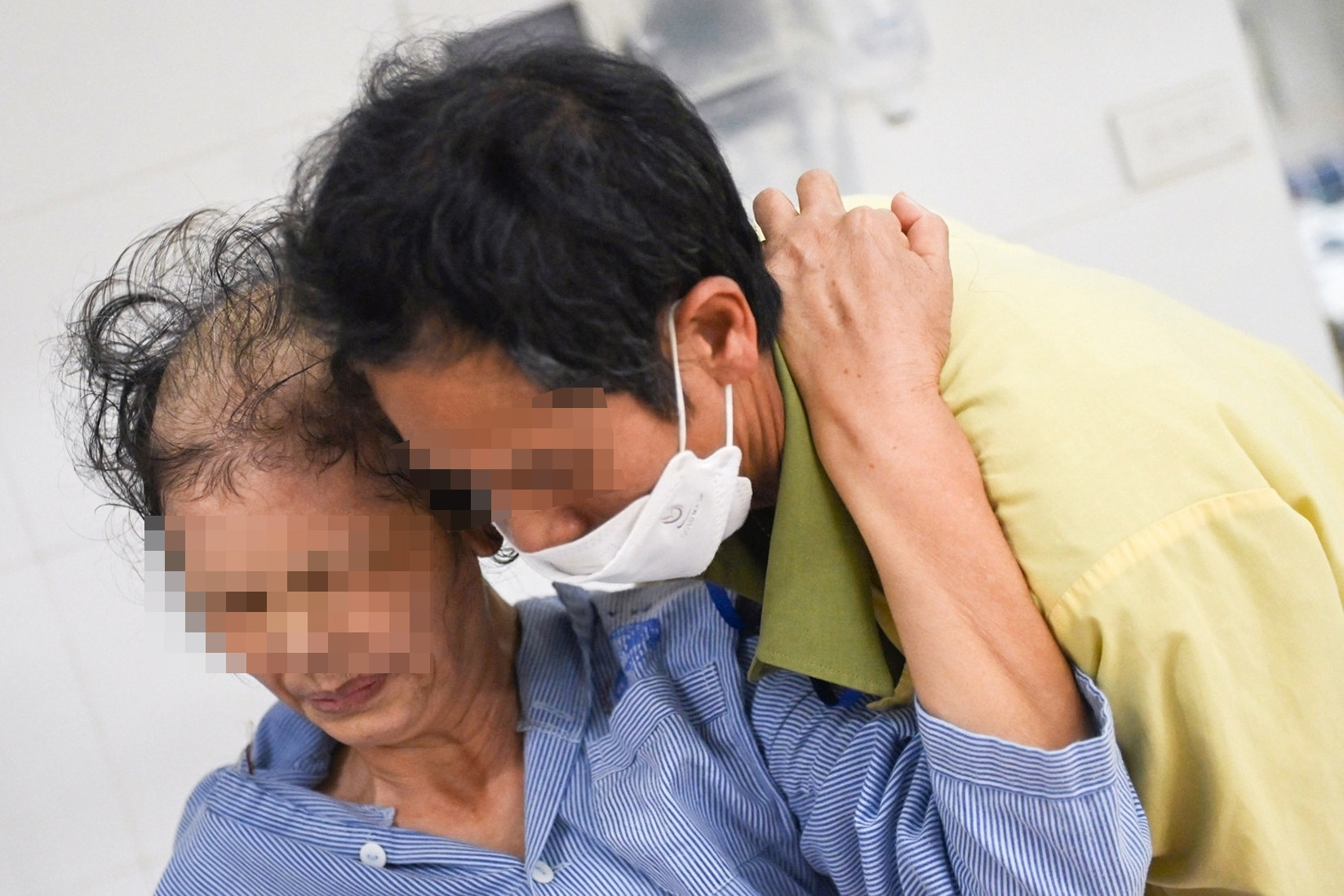 Vừa cầm sổ hưu đã gắn với giường bệnh