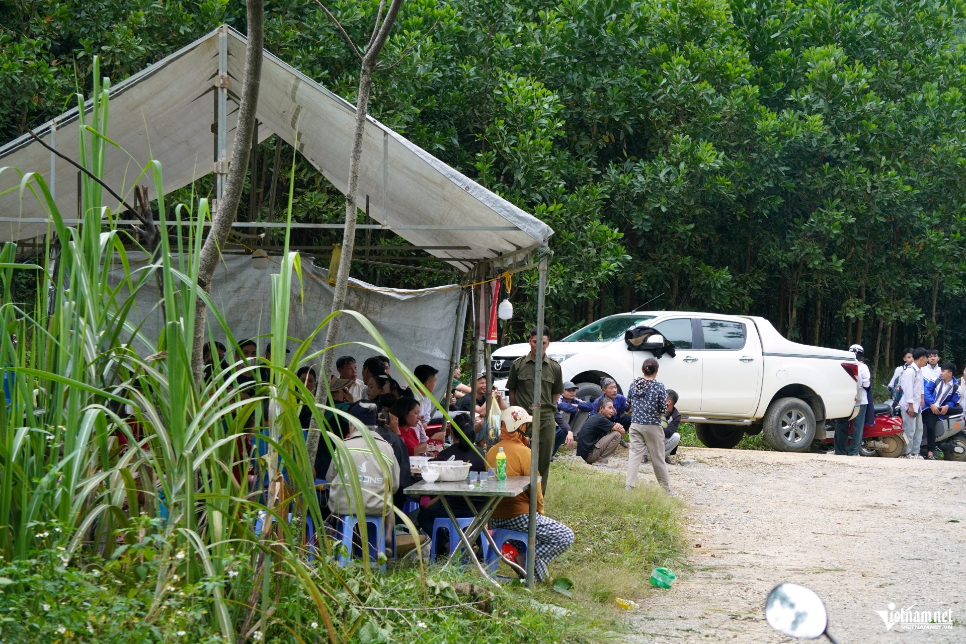 W-a2Người dân ở Thanh Hóa dựng lều.JPG.jpg