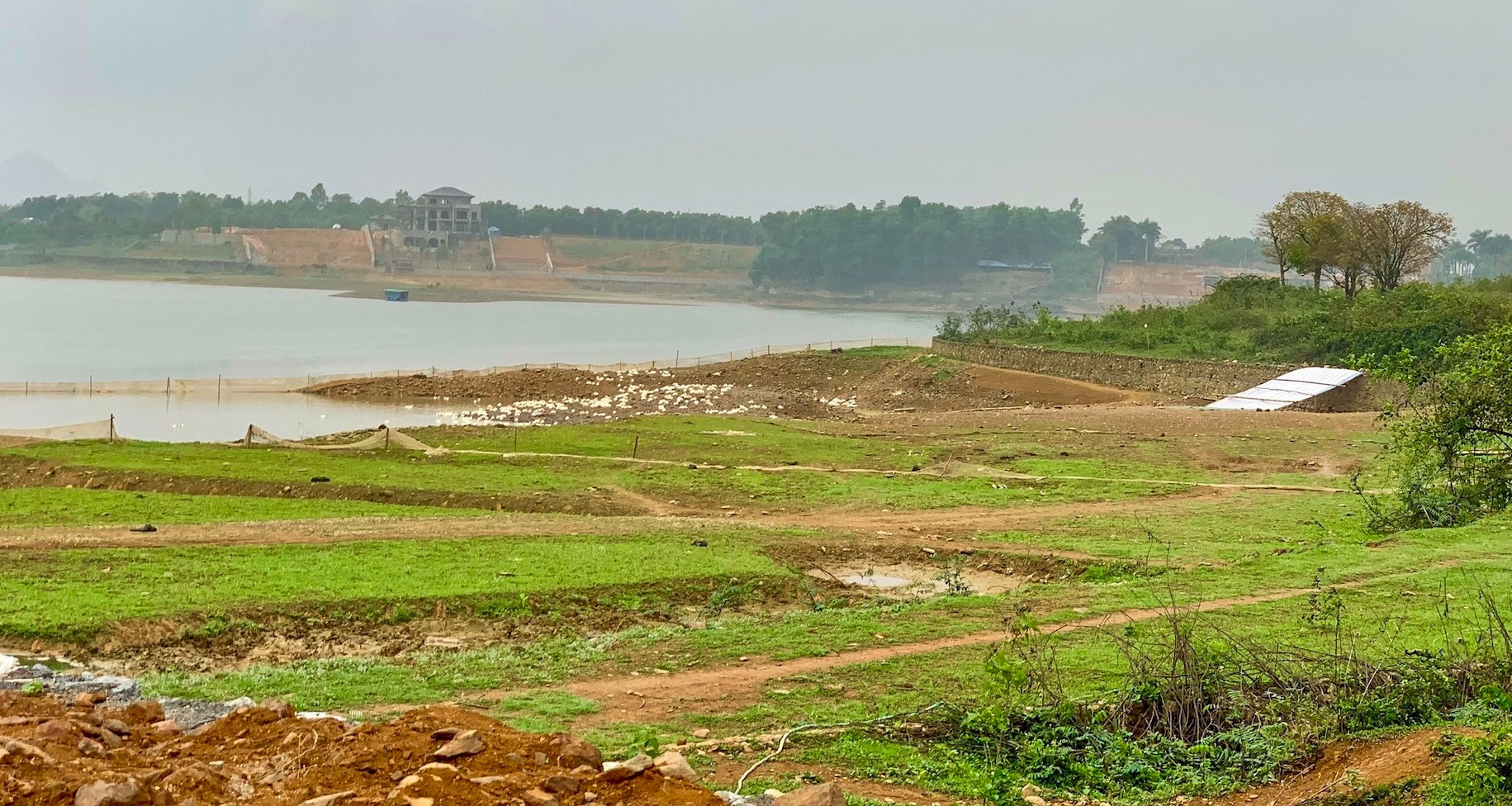 Xây nhà ở 100m2 trên 200m2 đất nông nghiệp: Cần làm gì để không phạm luật?