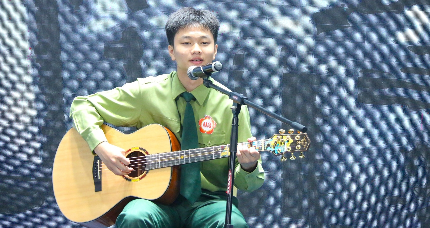 Xem sinh viên Trung Quốc trổ tài hát tiếng Việt bài &amp;apos;Còn gì đẹp hơn&amp;apos;