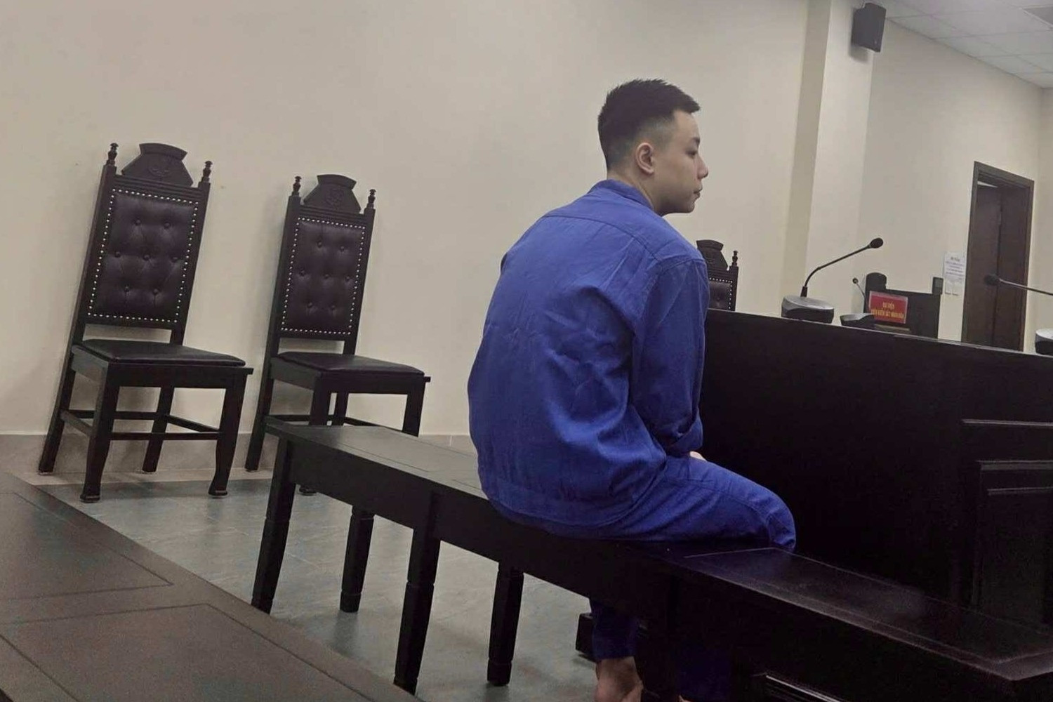 Xông vào căn hộ chung cư ở Hà Nội, dùng dao khống chế chủ nhà để đòi tiền