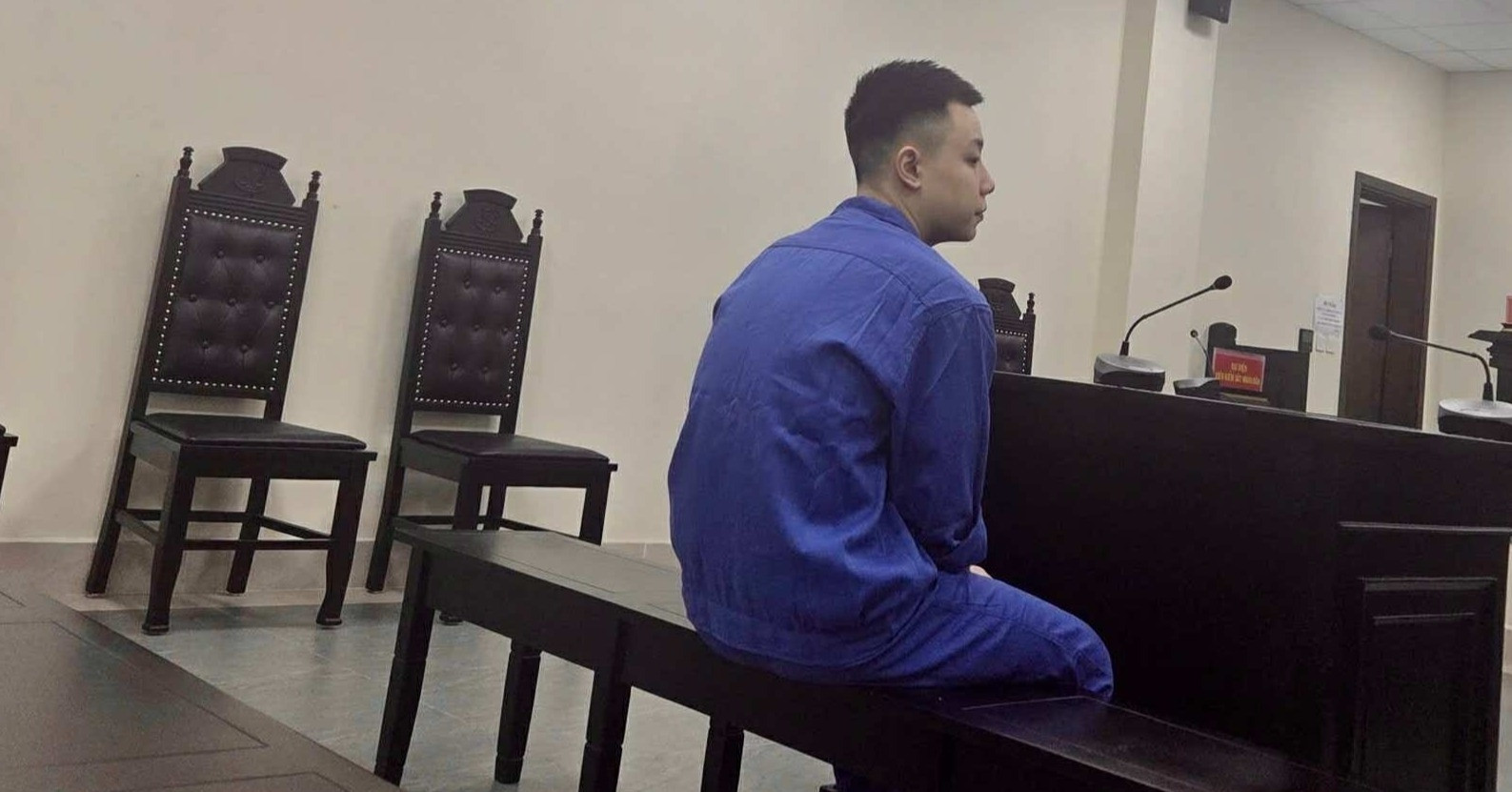 Xông vào căn hộ chung cư ở Hà Nội, dùng dao khống chế chủ nhà để đòi tiền