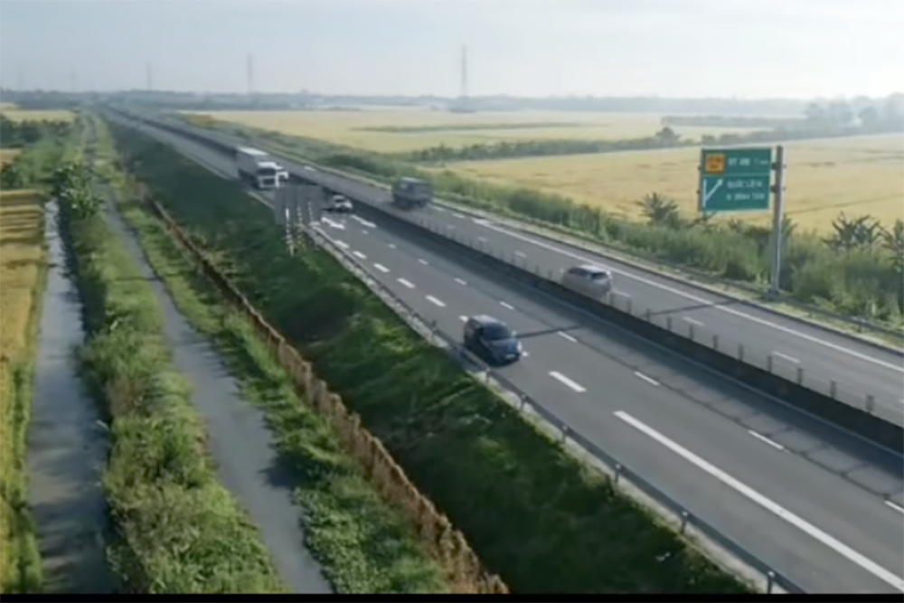 Tài xế dừng ô tô ở cao tốc để bay flycam, quay hình đăng TikTok