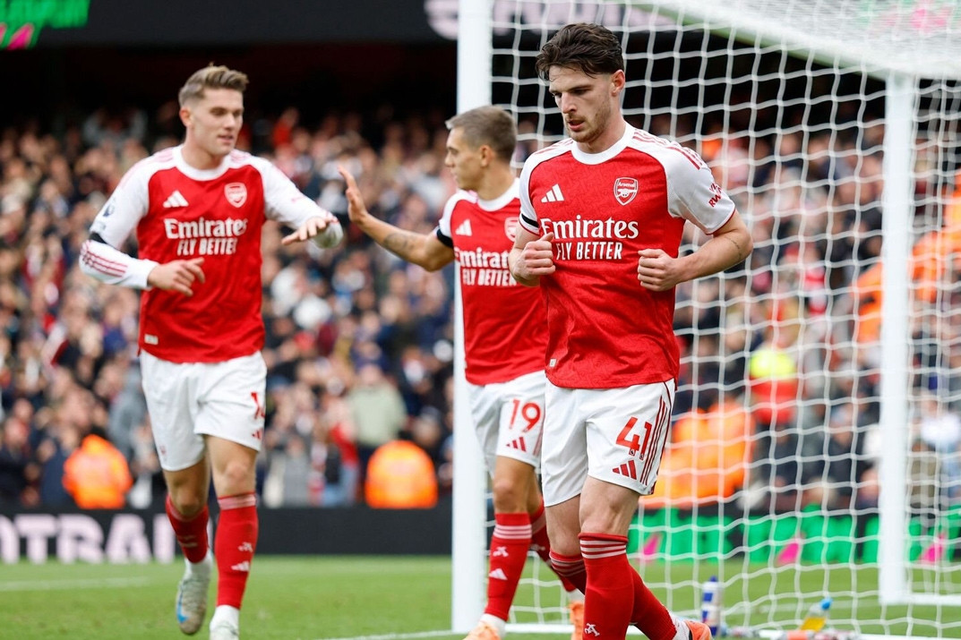 Thắng tưng bừng, Arsenal vượt Liverpool leo lên đầu bảng