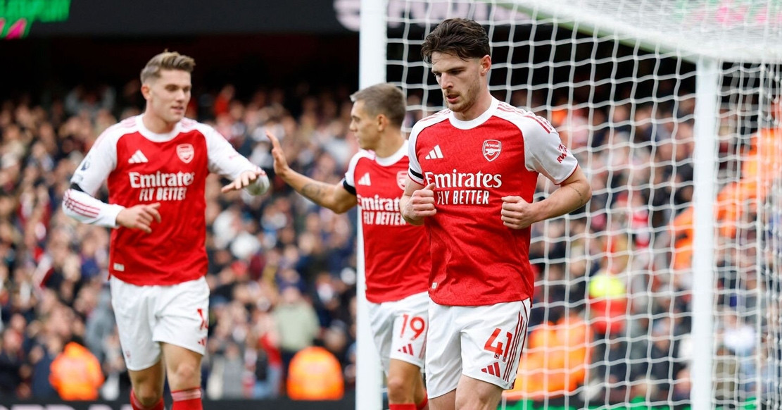 Thắng tưng bừng, Arsenal vượt Liverpool leo lên đầu bảng