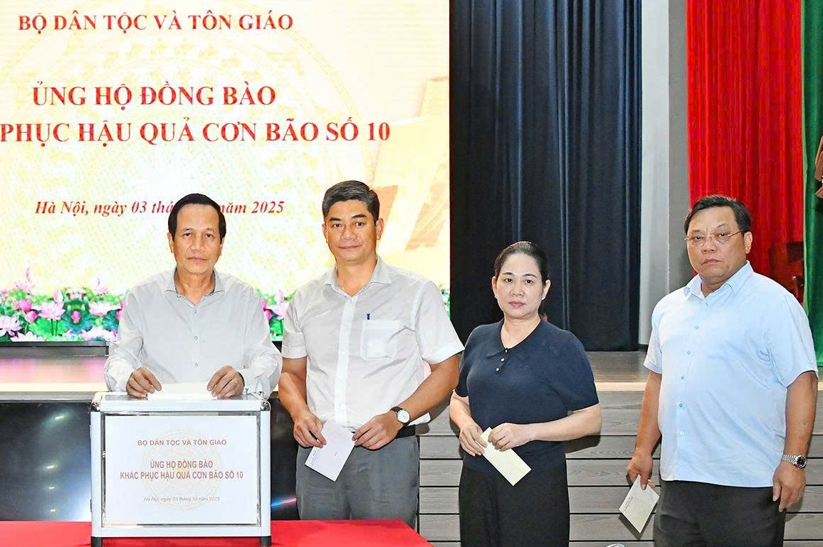 Bộ Dân tộc và Tôn giáo quyên góp ủng hộ đồng bào bị ảnh hưởng của bão số 10