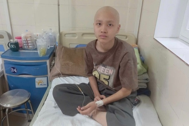 Cần 320 triệu đồng để giữ lại chân cho nữ sinh bị ung thư xương
