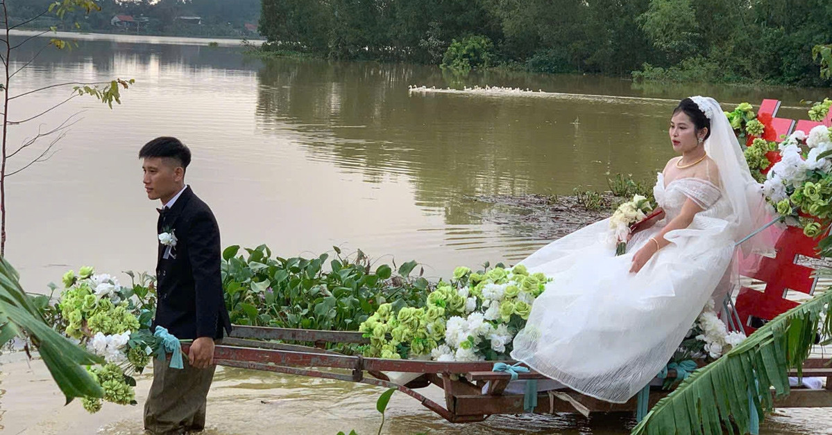 Chuyện phía sau video chú rể một mình kéo xe vượt đường ngập rước vợ về nhà