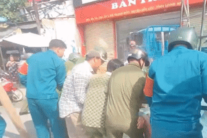 Clip hàng chục người hợp sức nâng khối kính nặng cả tấn, giải cứu 2 công nhân