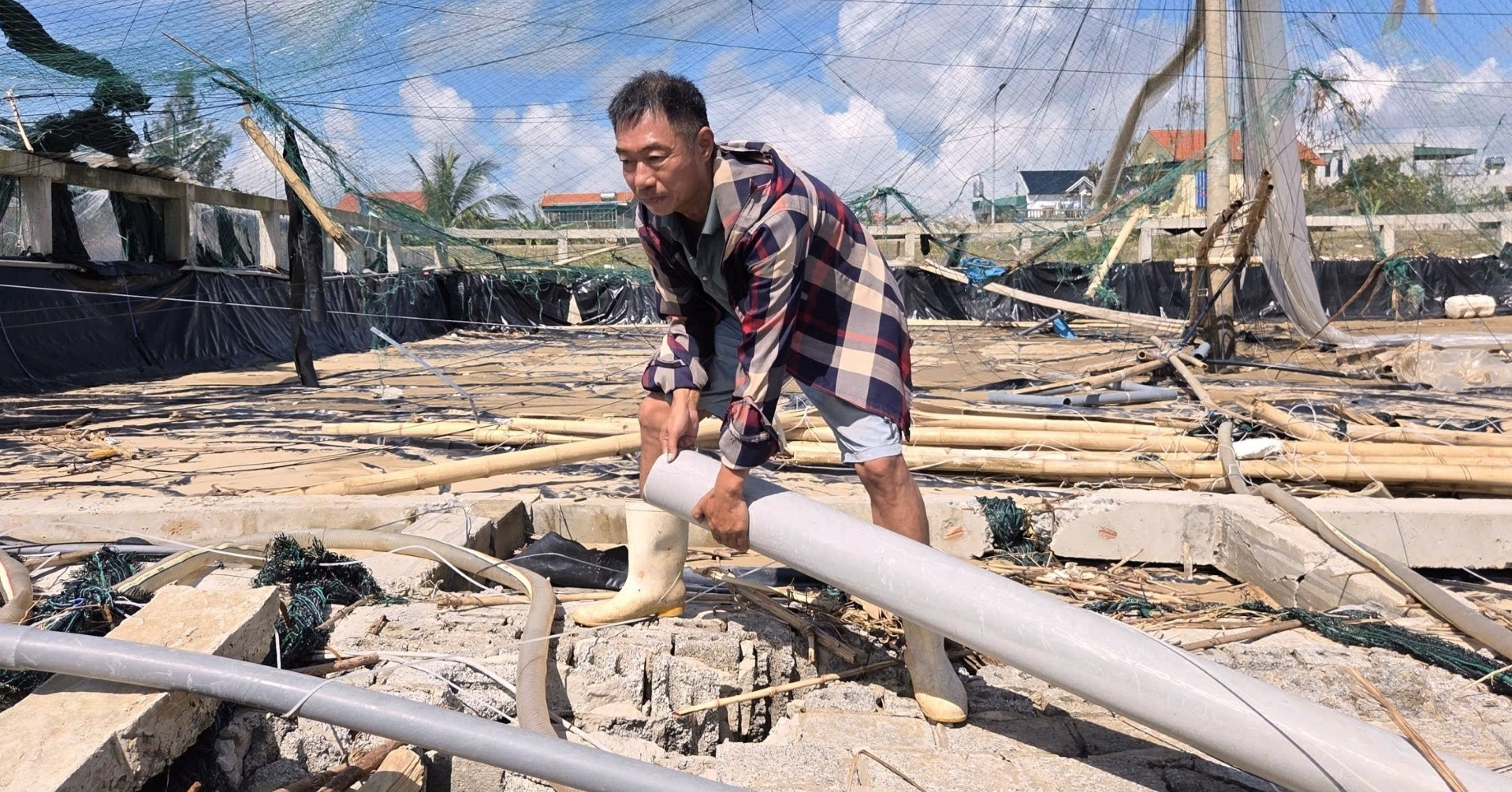 Cơn lốc trong đêm cuốn phăng cơ nghiệp hàng chục tỷ đồng của dân Thanh Hóa