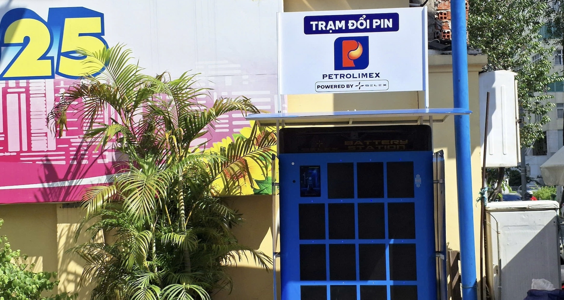 Đổi pin xe điện chỉ mất 2 phút, cuộc đua "mở tủ" nóng lên từng ngày