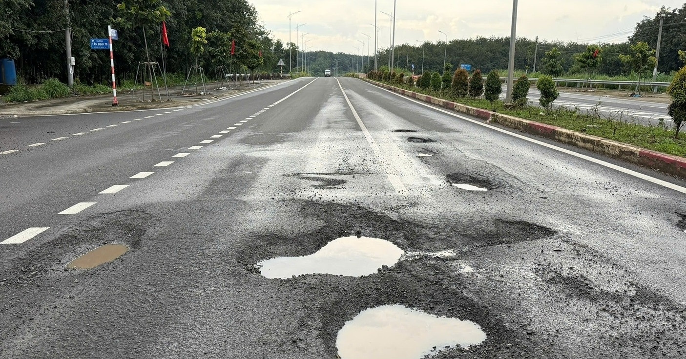 Đường 3.800 tỷ ở TPHCM chằng chịt ổ voi sau một năm sử dụng