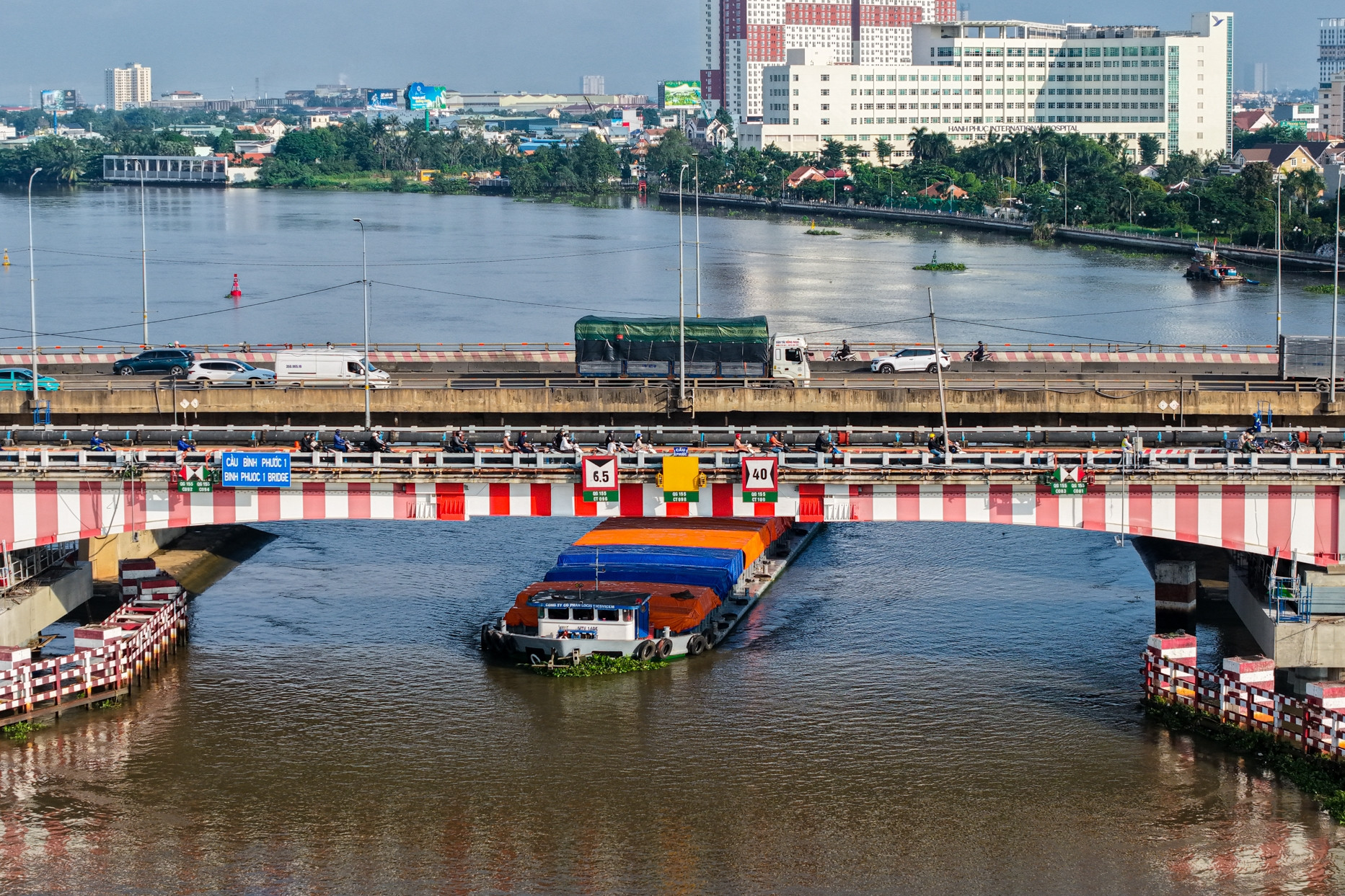 Dựng cầu sắt tạm để 'thần đèn' kích nâng cầu Bình Phước 1 cao thêm 1,25m