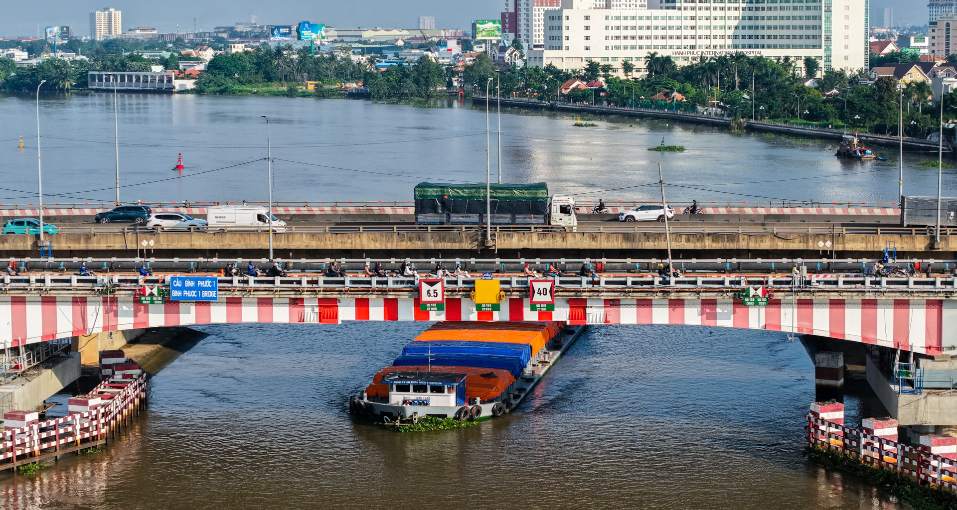 Dựng cầu sắt tạm để &amp;apos;thần đèn&amp;apos; kích nâng cầu Bình Phước 1 cao thêm 1,25m