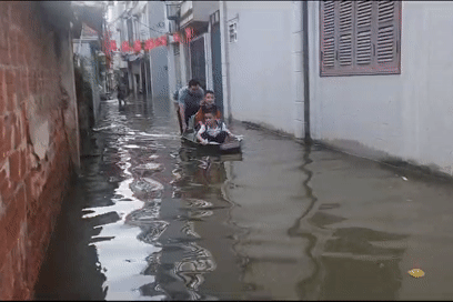 Khu dân cư 'ra ngõ nước ngập ngang người' ở Hà Nội, phường xin đắp đê