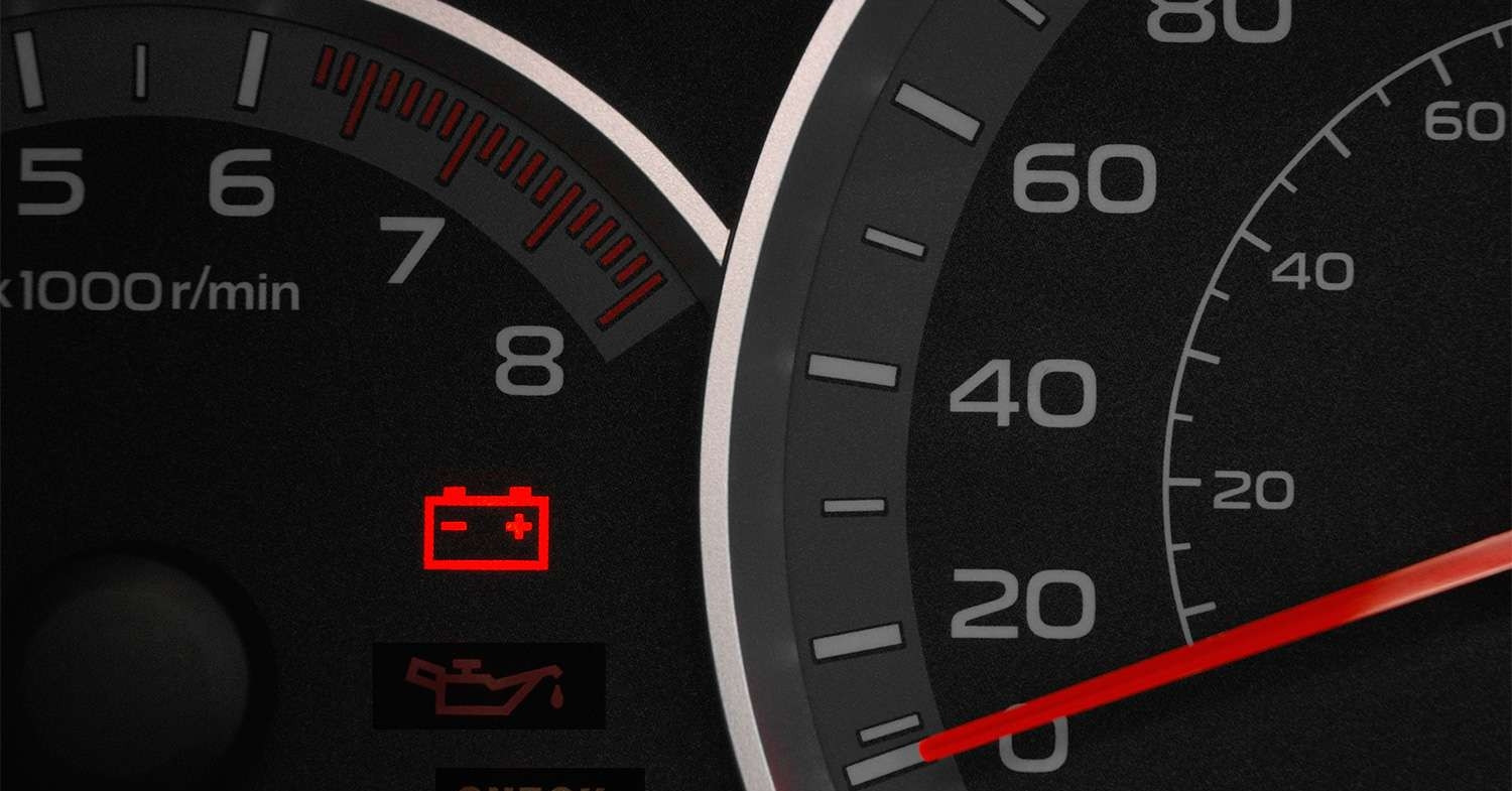 Khi đèn báo ắc quy bất ngờ bật sáng, có nên tiếp tục lái xe?