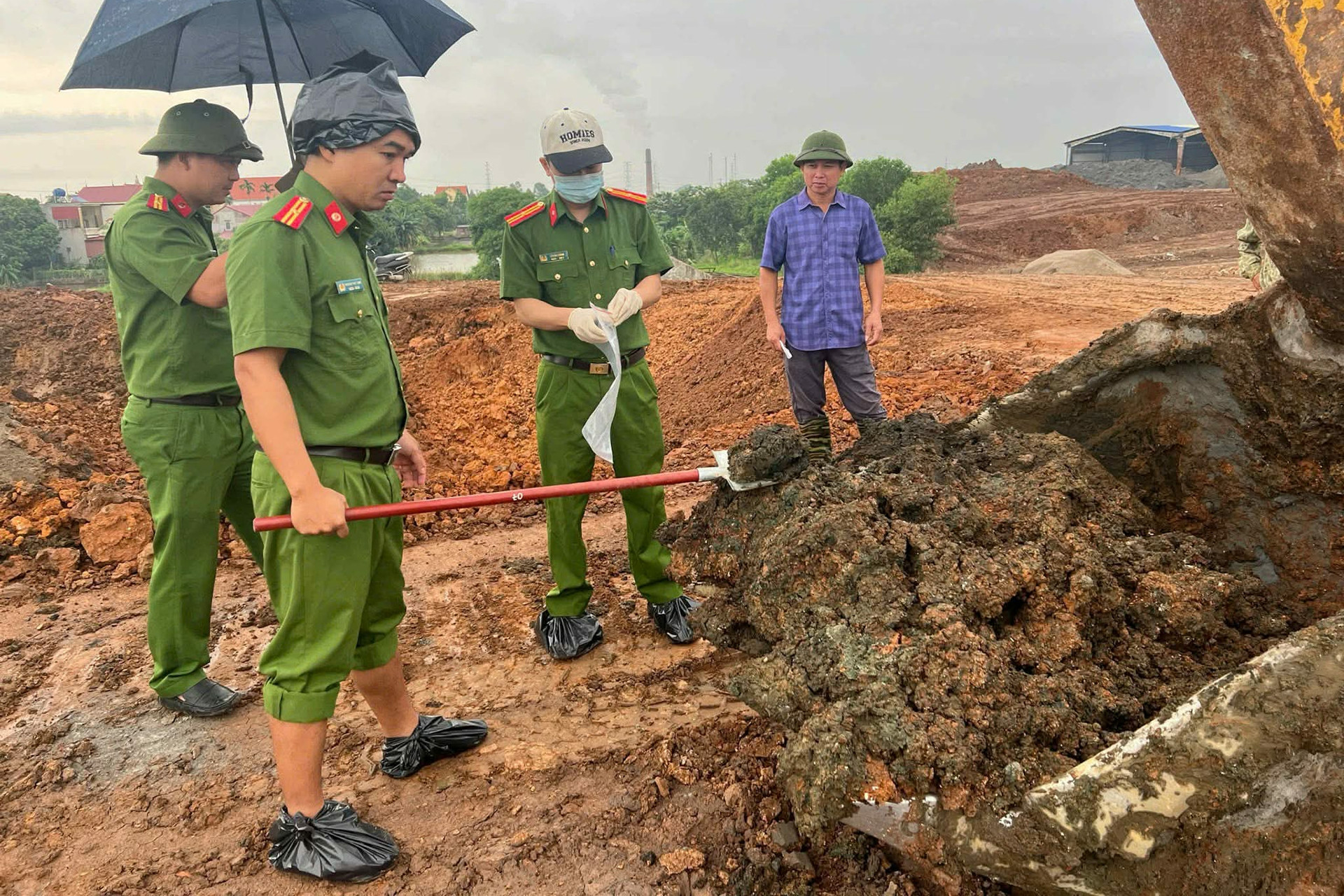 Khởi tố giám đốc cùng thuộc cấp chôn lấp hơn 2.000 tấn chất thải công nghiệp