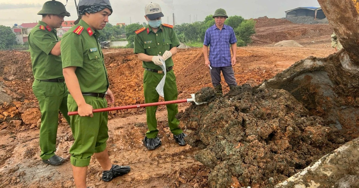 Khởi tố Giám đốc cùng thuộc cấp chôn lấp hơn 2.000 tấn chất thải công nghiệp